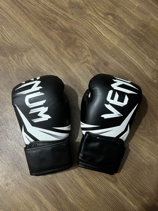 Manusi Challenger 3.0 si Tibiere Venum