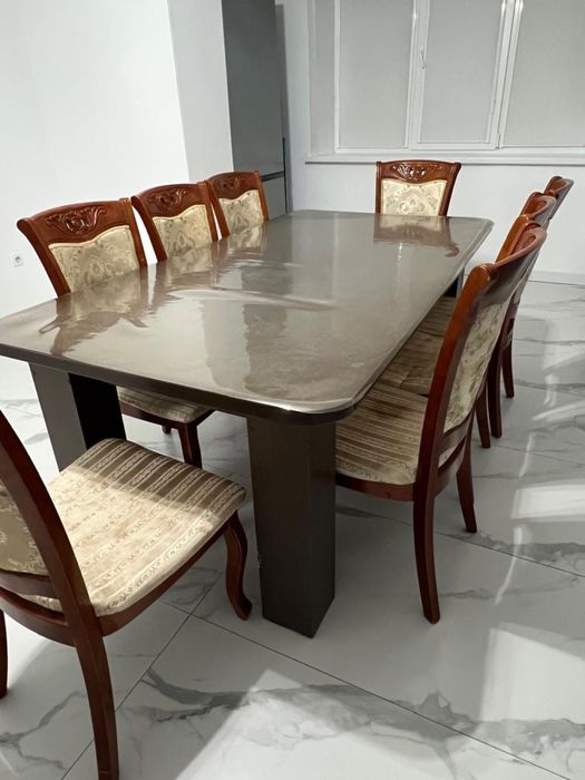 Обеденный стол со стульями