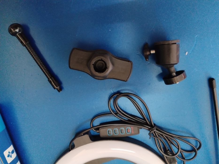 Лед ринг лампа със статив