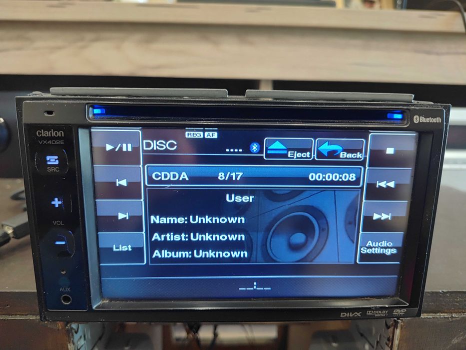 Висок клас Мултимедия Clarion VX402E Bluetooth / USB / AuX / CD / MP3