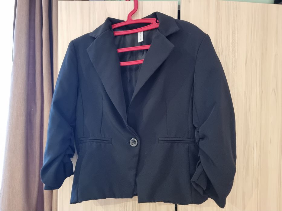 Дамско черно, късо сако с набрани ръкави