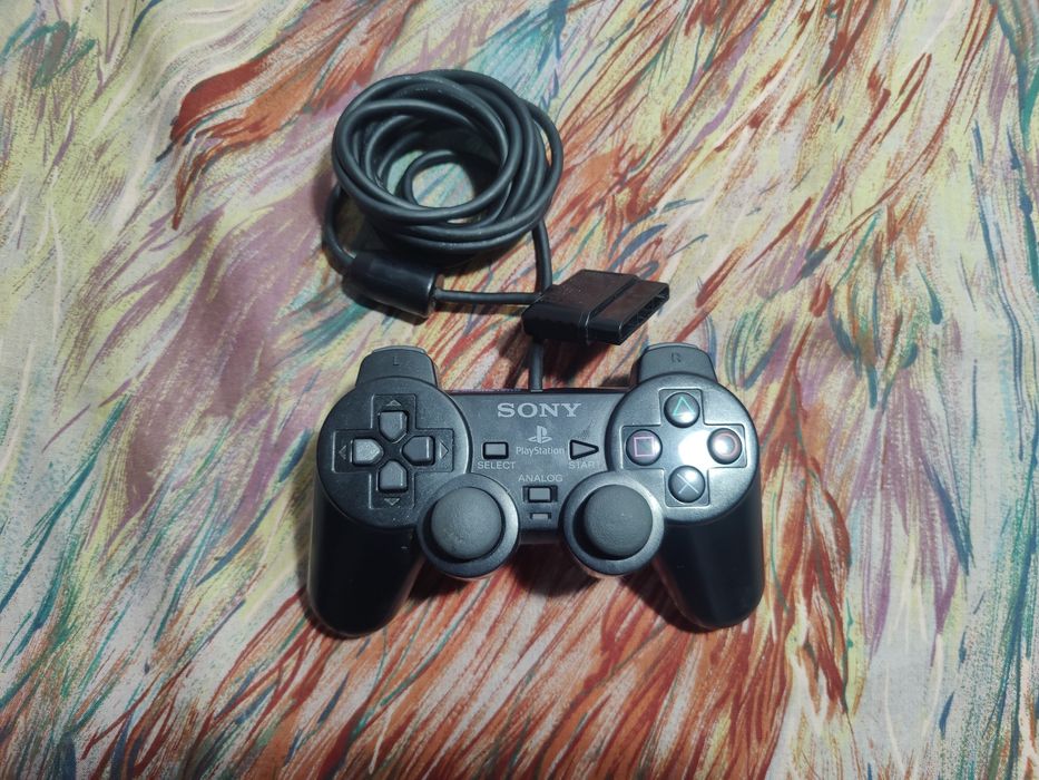 Vând PlayStation 2 slim modat cu 2 controllere.