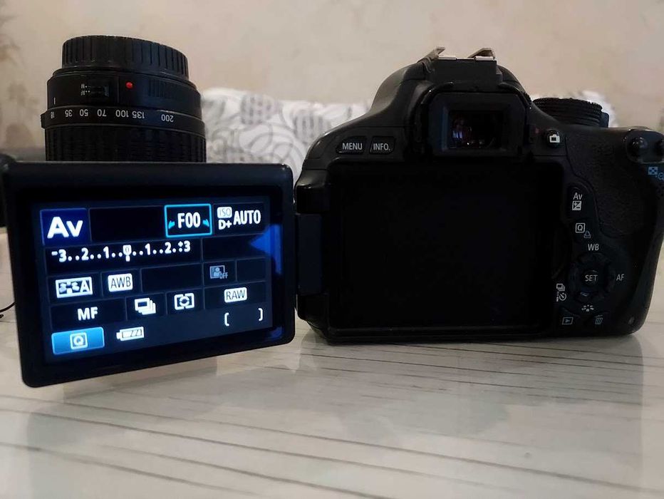 Canon фотоапарат 650D с обектив Tamron 18-200