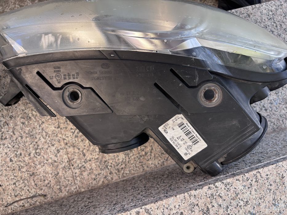 Оригинални фарове Hella за VW Passat B6 – ляв и десен