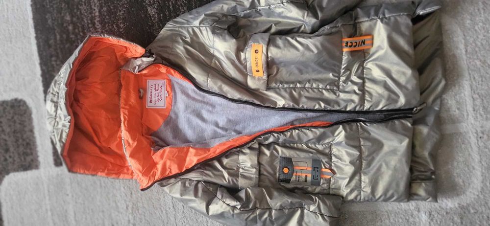 Продам куртку на девочку