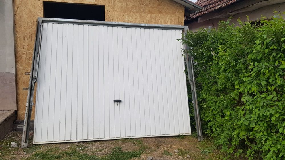 Ușa garaj basculanta