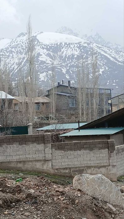 Dakumentlari hammasi joyuda manzarabop yerda joylashgan suv va toglar