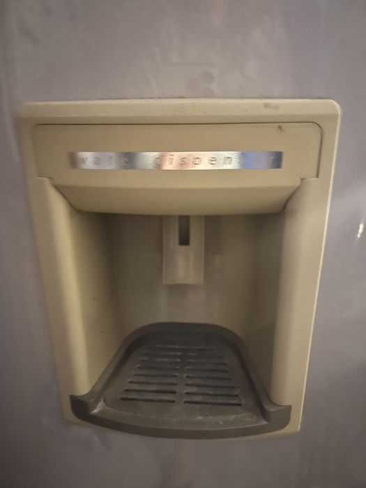 Frigider BeKo cu dispenser pentru cuburi de gheata