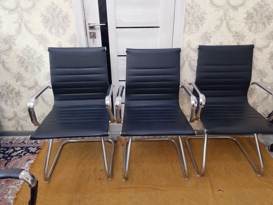 Kreslo sotiladi yaxshi holatda. 4 dona bor. Donasi 350 ming