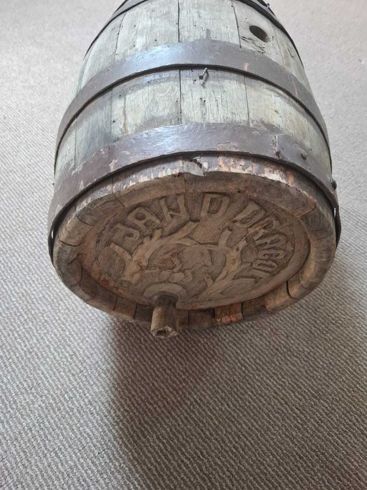 Butoi vechi  sculptat