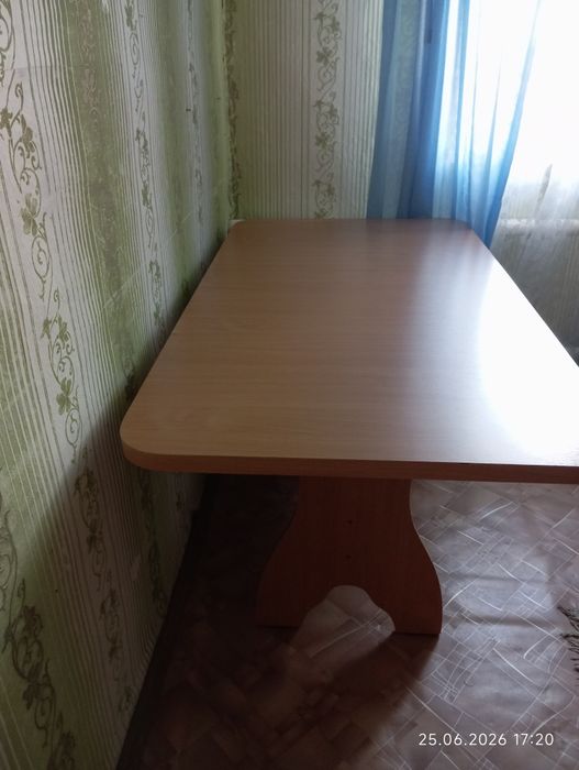 Кухонный стол большой
