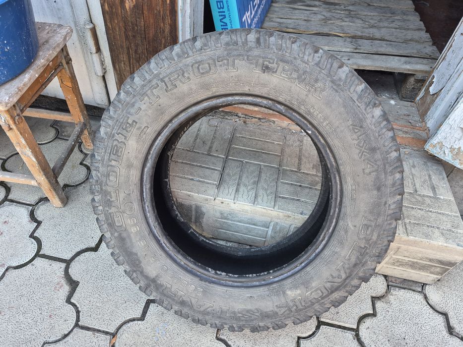 Шины 205/70/15 весь комплект целый ,без порезов. Страна на Honda C-rv