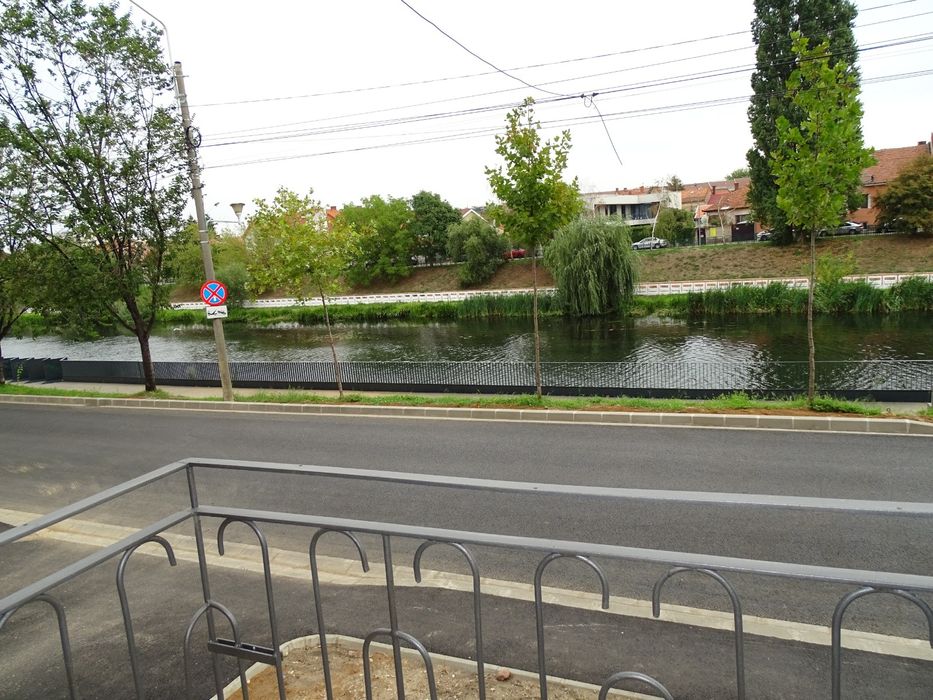 Apartament renovat ultracentral, cu parcare și balcon