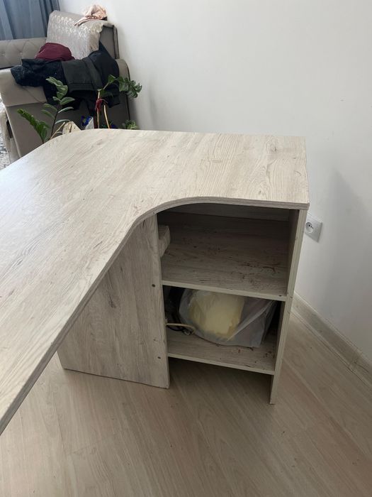 Маникюрный стол.