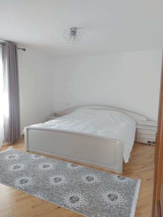 Casa cu 4 camere si 2 saloane in Marginea de inchiriat