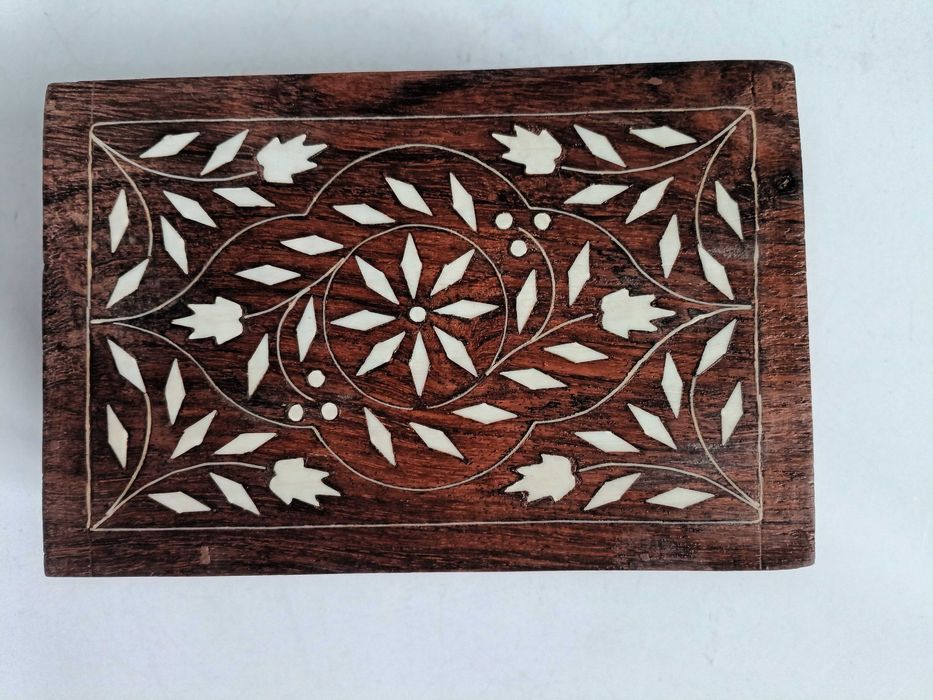 Дървена кутия за бижута , инкрустирана със седеф.