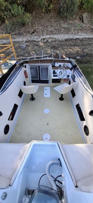 Vand Barca bayliner capry sau schimb cu skijet sau auto!