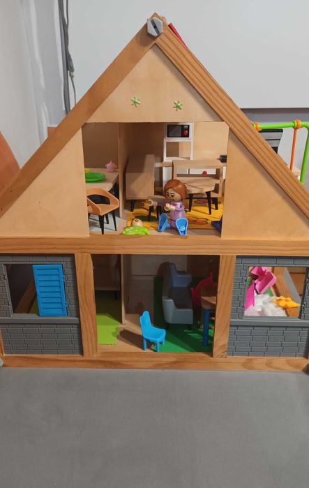 Дървена къща за кукли