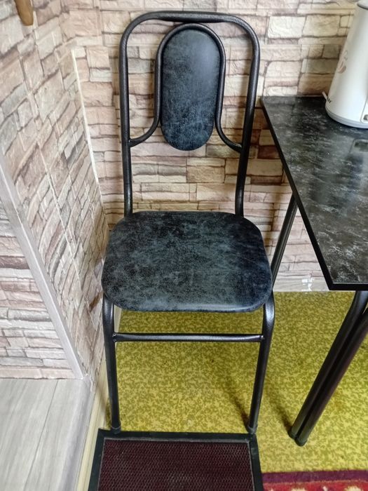 Продаю стол и стулья