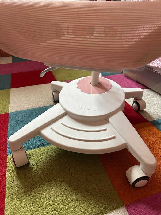 Scaun birou copii Cico Roz in stare foarte buna