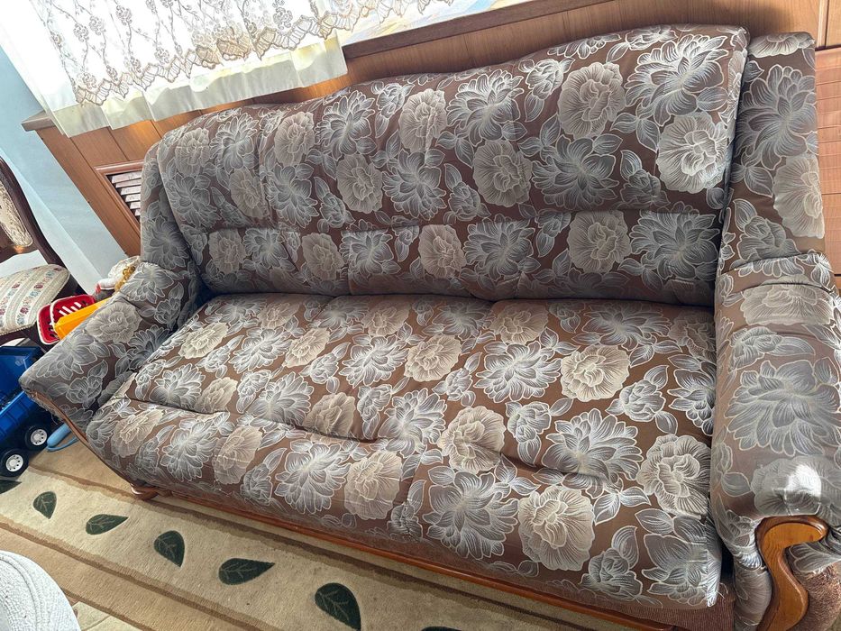 диван качественный, ковер