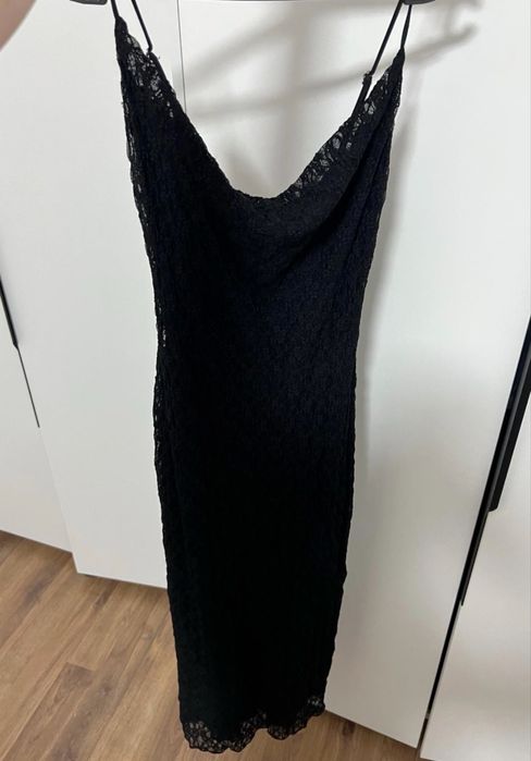 Платье миди с кружевом от Bershka