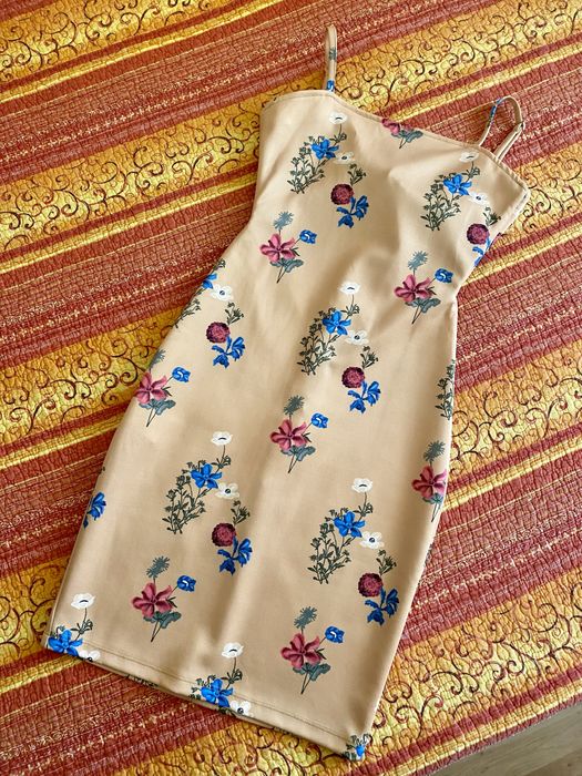 Къса рокля LALETO с ефектен гръб