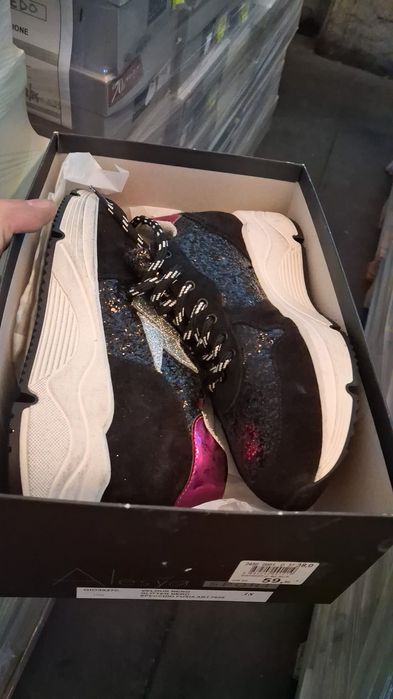 Vând încălțăminte nouă