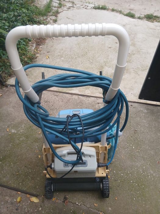 Vând robot piscine Dolphin Supreme M5