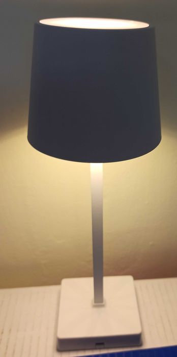 Настолна / нощнаLED лампа с тристепенно димиране
- За 5 €вро