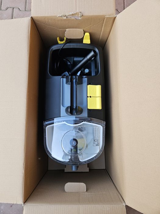 Aspirator cu spalare prin injectie-extractie  Karcher  Puzzi 10/1