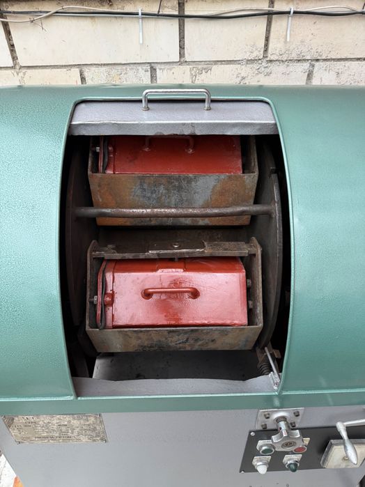 Барабанно-тровална вибрационна машина за обработка на детайли