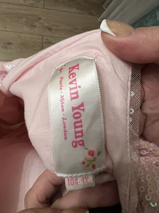 Продам платье для девочки на 4 года