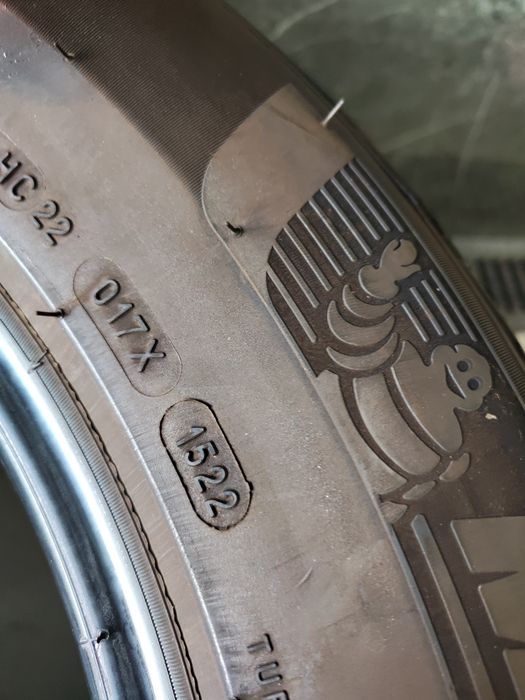 2 бр зимни 215/65/17 Michelin 22г