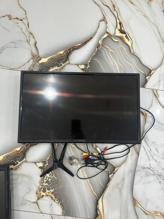 Телевизор хартенс и два маленкий телик