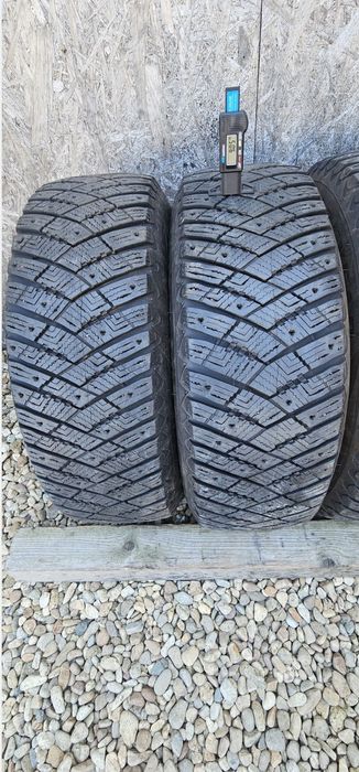Anvelope Goodyear UltraGrip ICE Arctic Suv 4X4 
225/65 R17 102T M+S