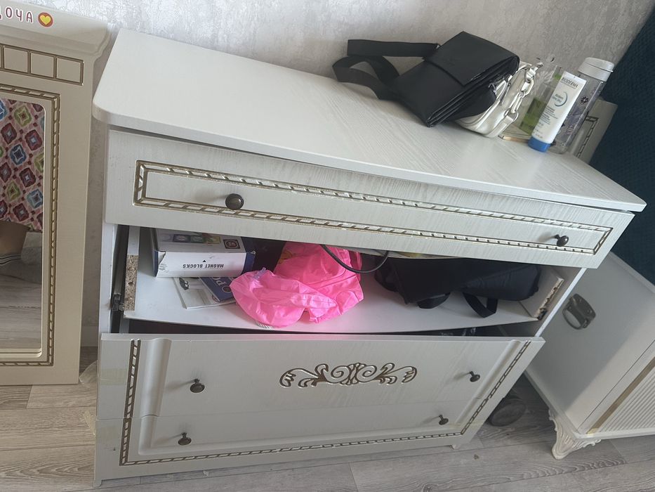 комод с зеркалом