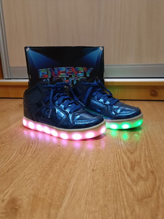 Кроссовки со светящейся подошвой