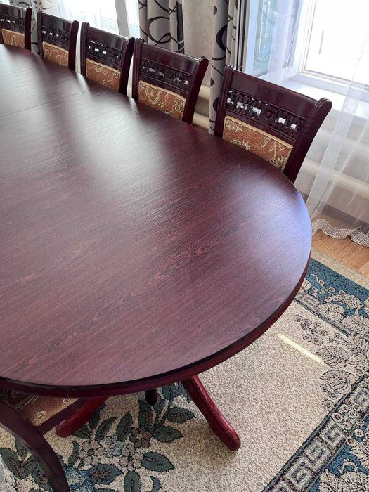 Деревянный стол со стульями