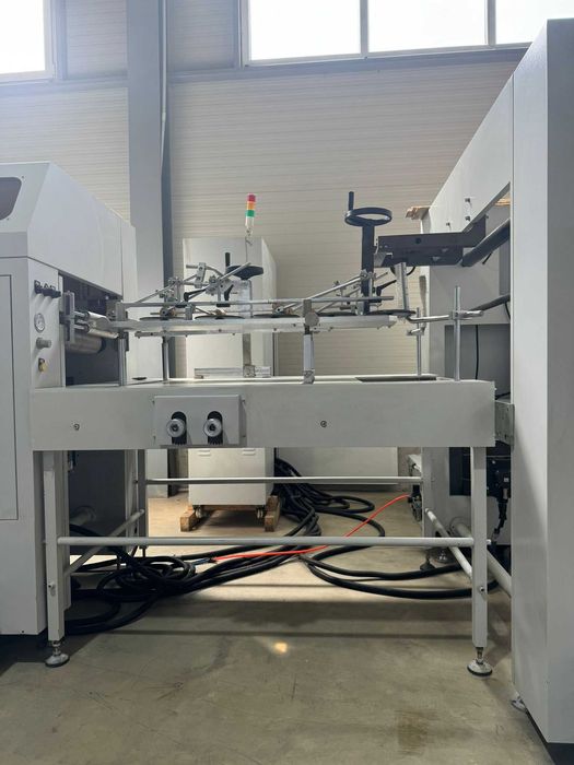 Mașina de fabricat/produs pungi din hârtie Kraft.