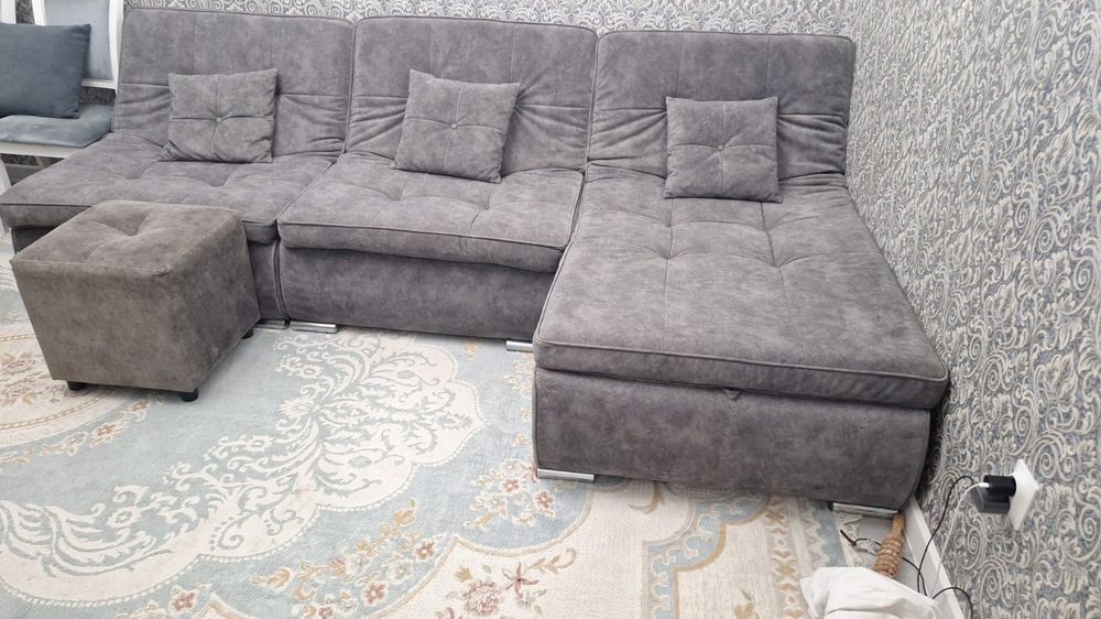 Диван с пуфиком с подушками