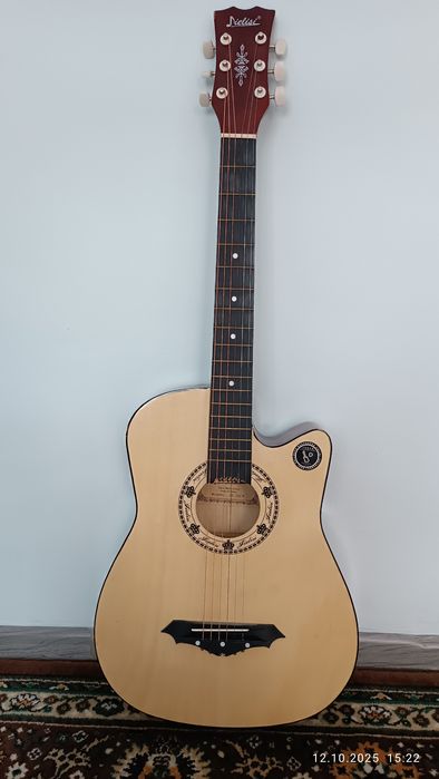 Akustik gitara sotiladi