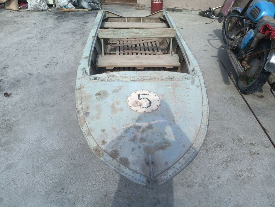 Qayiq sotiladi bahosi kelishiladi