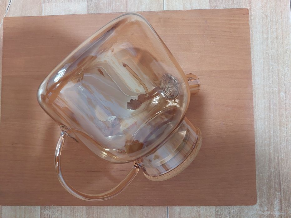 Стеклянный абсолютно новый чайник