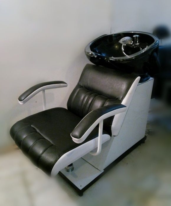 Парикмахерское кресло для мойки волос.