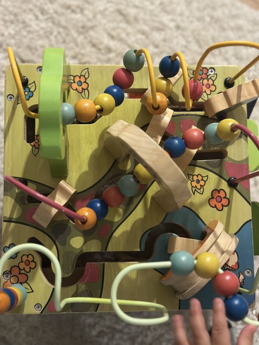 Cub de activități din lemn „Zany Zoo” de la B. toys.