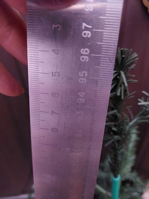 Продаётся новогодняя ёлка.