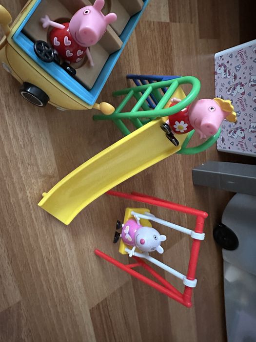 Autobusul lui Pepa pig si parcul de distractii