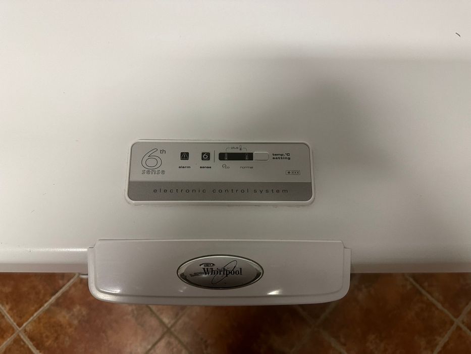 Vând lada frigorifică Whirlpool