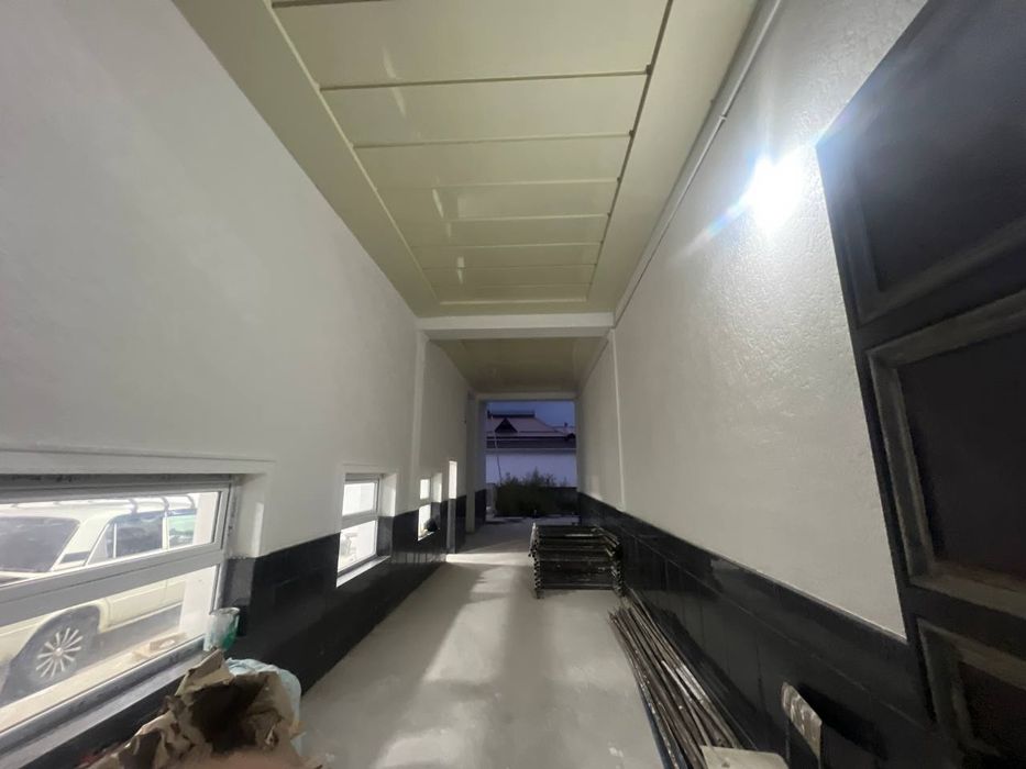 3 каватли 6 сотихли участка сотилади
8 хона 
4 та санузил 
3 уровен 
8